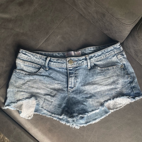 Cut off distressed jean shorts - Picture 2 of 6